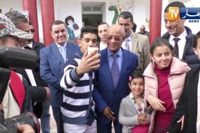 شباب يأخذون صور السالفي رفقة الوالي زوخ