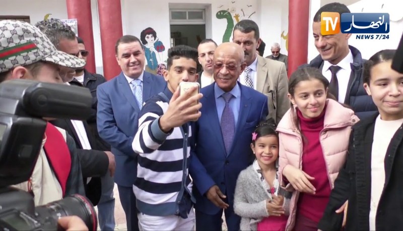 شباب يأخذون صور السالفي رفقة الوالي زوخ