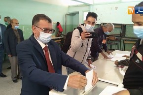 والي  الأغواط السيد عبد القادر برادعي يدلي بصوته بمتوسطة حسيبة بن بوعلي صبيحة اليوم