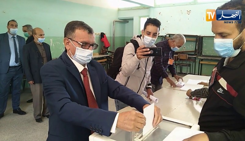 والي  الأغواط السيد عبد القادر برادعي يدلي بصوته بمتوسطة حسيبة بن بوعلي صبيحة اليوم