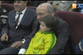 شاهد كيف تعامل والي تيزي وزو مع أطفال ذوي الإحتياجات الخاصة وتفاعل معهم