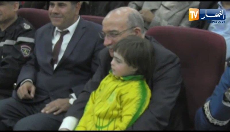 شاهد كيف تعامل والي تيزي وزو مع أطفال ذوي الإحتياجات الخاصة وتفاعل معهم