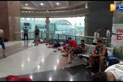 شاهد..عشرات المناصرين عالقين بمطار القاهرة