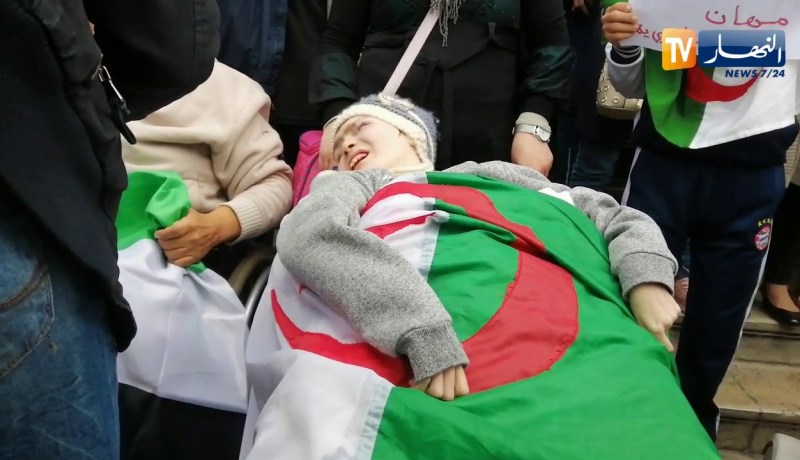 العاصمة: ذوي الإحتياجات الخاصة في وقفة إحتجاجية أمام البريد المركزي