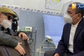 الوزير الأول لمكفوف تلقى اللقاح :” بارك الله وفيك أنت إنسان واعي رغم ظروفك وجيت !”