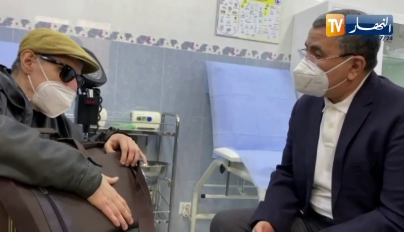 الوزير الأول لمكفوف تلقى اللقاح :” بارك الله وفيك أنت إنسان واعي رغم ظروفك وجيت !”