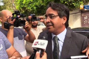 شاهد..هذا ما قاله “جميعي” للصحفيين أثناء وصوله إلى مقر حزب الأفلان