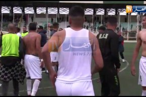 لاعبو أمل بوسعادة يضعون الأقمصة على أرضية الميدان إحتجاجا على عدم تلقي المستحقات