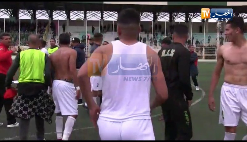 لاعبو أمل بوسعادة يضعون الأقمصة على أرضية الميدان إحتجاجا على عدم تلقي المستحقات