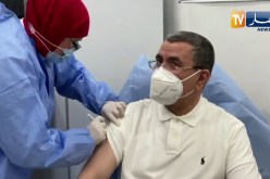 الوزير الأول عبد العزيز جراد يتلقى جرعة من اللقاح المضاد لفيروس كورونا