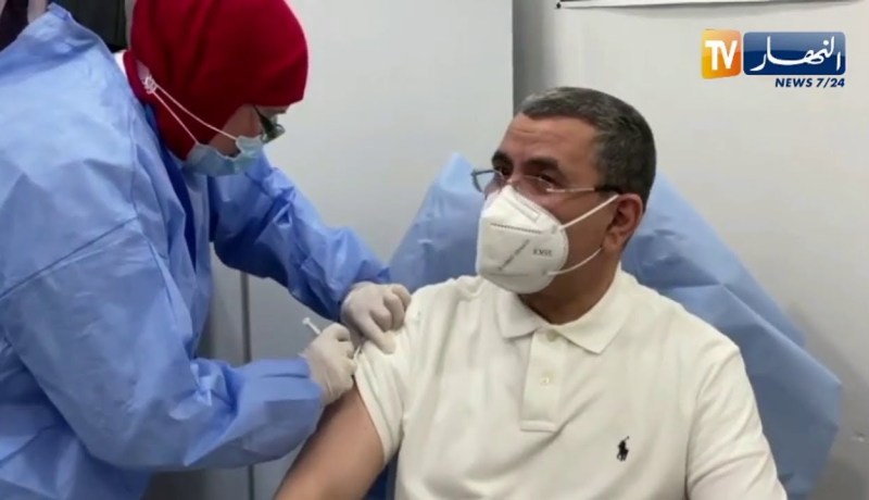 الوزير الأول عبد العزيز جراد يتلقى جرعة من اللقاح المضاد لفيروس كورونا