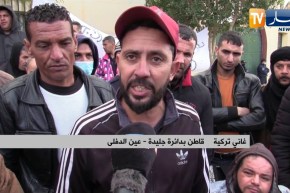 عين الدفلى: مواطنون في وقفة إحتجاجية للمطالبة بتوزيع السكنات الإجتماعية