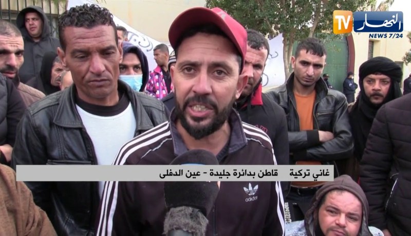 عين الدفلى: مواطنون في وقفة إحتجاجية للمطالبة بتوزيع السكنات الإجتماعية