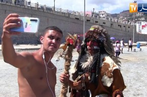 مجتمع: “الزاندياني”.. علي يرسم البسمة على المواطنين بزي الهنود الحمر