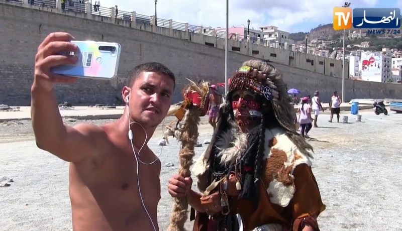 مجتمع: “الزاندياني”.. علي يرسم البسمة على المواطنين بزي الهنود الحمر