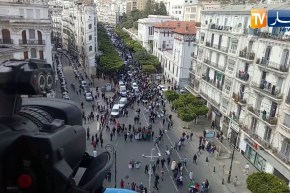 شاهد.. بداية توافد المتظاهرين إلى وسط العاصمة وسط أجواء سلمية