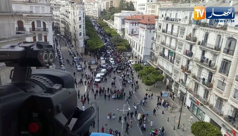 شاهد.. بداية توافد المتظاهرين إلى وسط العاصمة وسط أجواء سلمية