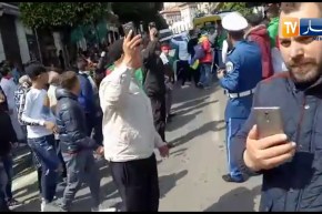 إنسحاب قوات مكافحة الشغب من ساحة البريد المركزي تحت تصفيقات المتظاهرين