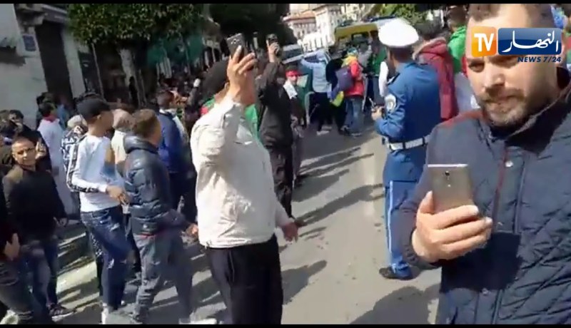 إنسحاب قوات مكافحة الشغب من ساحة البريد المركزي تحت تصفيقات المتظاهرين