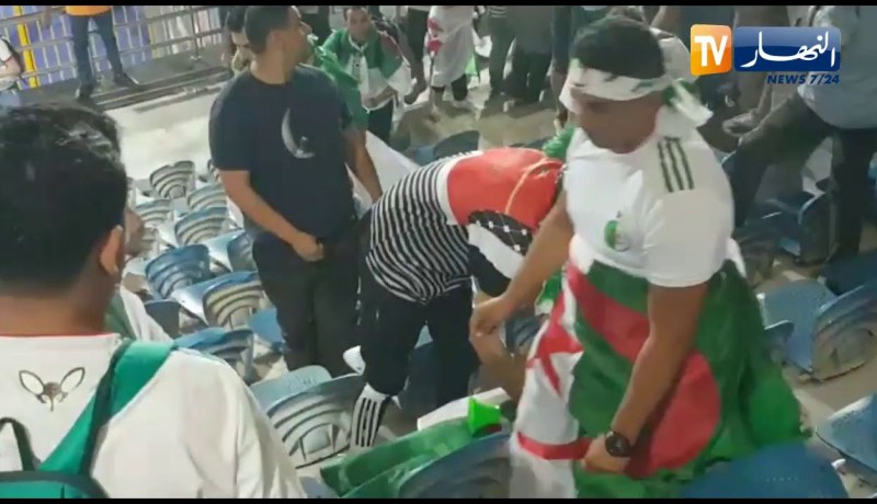 أنصار الخضر ينظفون أماكنهم بطريقة حضارية بملعب الدفاع الجوي