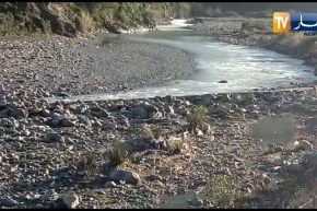 بجاية: شاهد تسرب مياه الشرب من أنبوب قناة المنبع الأزرق الذي يزود سكان المدينة