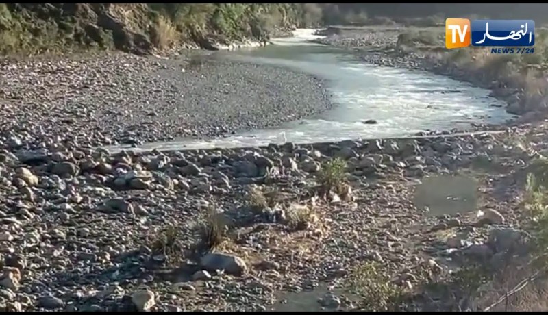 بجاية: شاهد تسرب مياه الشرب من أنبوب قناة المنبع الأزرق الذي يزود سكان المدينة