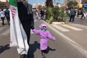 جانب من الفكاهة في مسيرات وهران..متظاهر رفقة إبنته بلباس “الحمام”