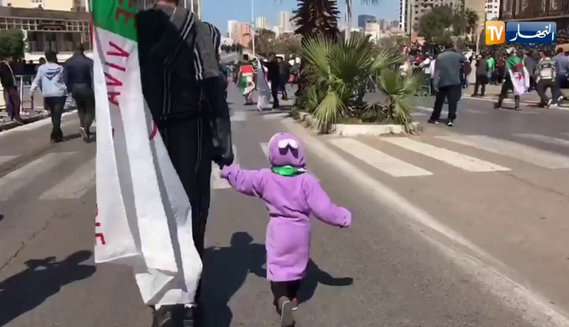 جانب من الفكاهة في مسيرات وهران..متظاهر رفقة إبنته بلباس “الحمام”