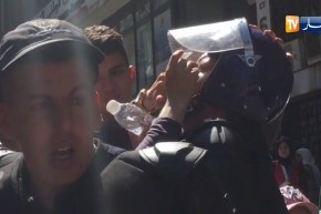 مثال للأخوة والتلاحم.. مواطنون يسعفون شرطي خلال المسيرة.. “خاوة خاوة”