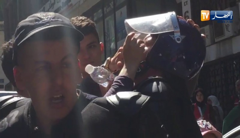 مثال للأخوة والتلاحم.. مواطنون يسعفون شرطي خلال المسيرة.. “خاوة خاوة”