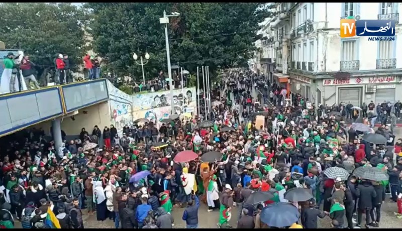 عنابة/ الأمطار لم تمنع المتظاهرين للخروج في مسيرات سلمية بشعار..”كليتو البلاد يا السراقين”