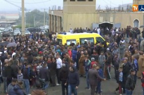 وصول جثمان الراحل “علي فضيل” لمسجد السنّة بالبويرة