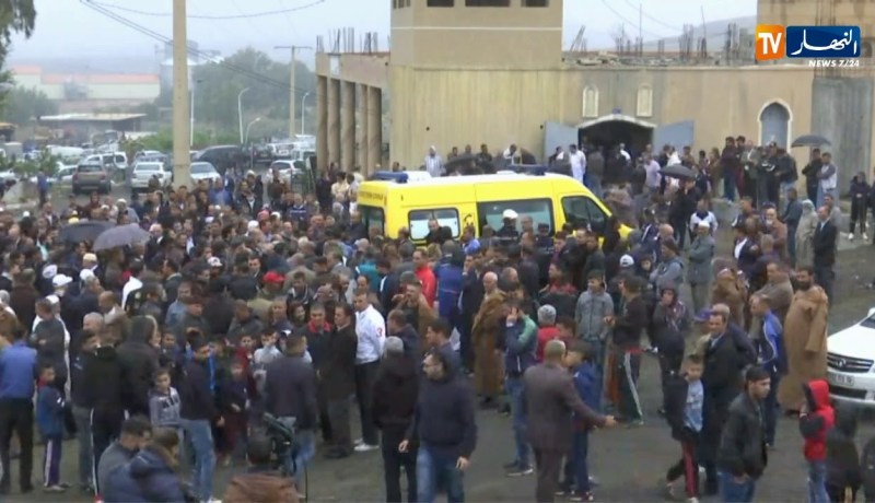 وصول جثمان الراحل “علي فضيل” لمسجد السنّة بالبويرة