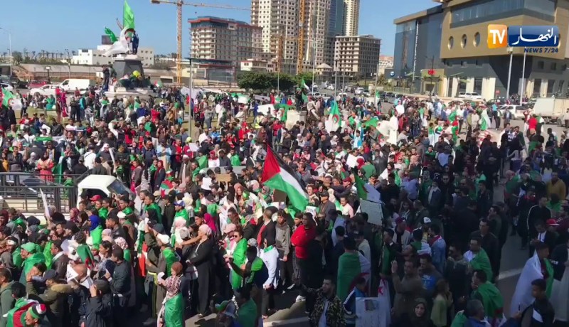 مسيرات تجوب شوارع وهران للجمعة الثامنة تحت شعار..”الشعب هو الأساس”