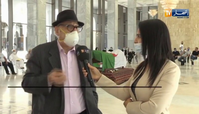 إلقاء النظرة الاخيرة على جثمان المجاهد والوزير الاسبق “لمين بشيشي” قبل دفنه