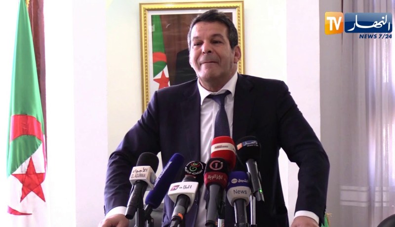 جلاب : ” الجمارك تقوم بالإفراج عن كل العتاد المحجوز في الموانئ “