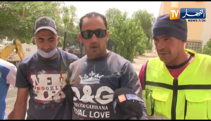 سعيدة..طائر اللقلق لايستطيع الطيران من شدة ارتفاع درجة الحرارة