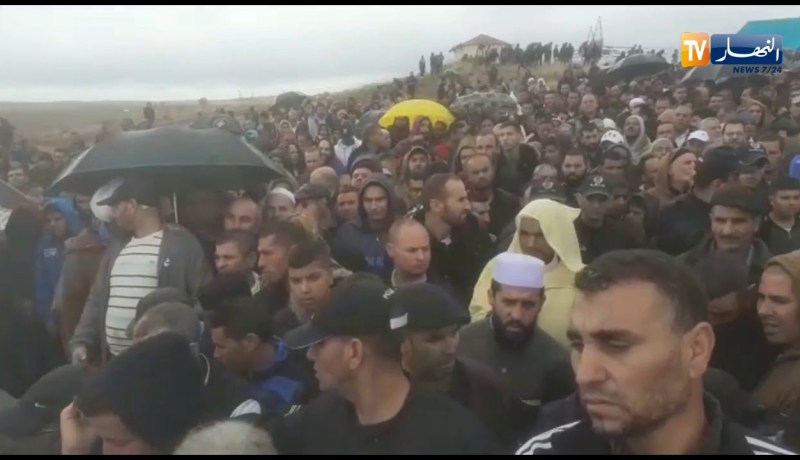 شاهد..حضور غفير في جنازة المرحوم “علي فضيل “