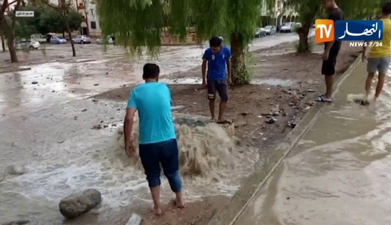أم البواقي/ الأمطار الطوفانية تغرق المحلات بحي 1500 مسكن