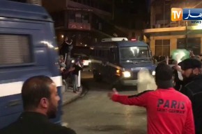 هكذا غادرت قوات الأمن تحت هتافات المتظاهرين بالعاصمة