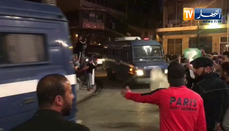 هكذا غادرت قوات الأمن تحت هتافات المتظاهرين بالعاصمة