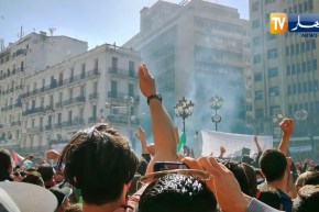 العاصمة: قوات الأمن تفرق المتظاهرين بإستعمال الغاز المسيل للدموع