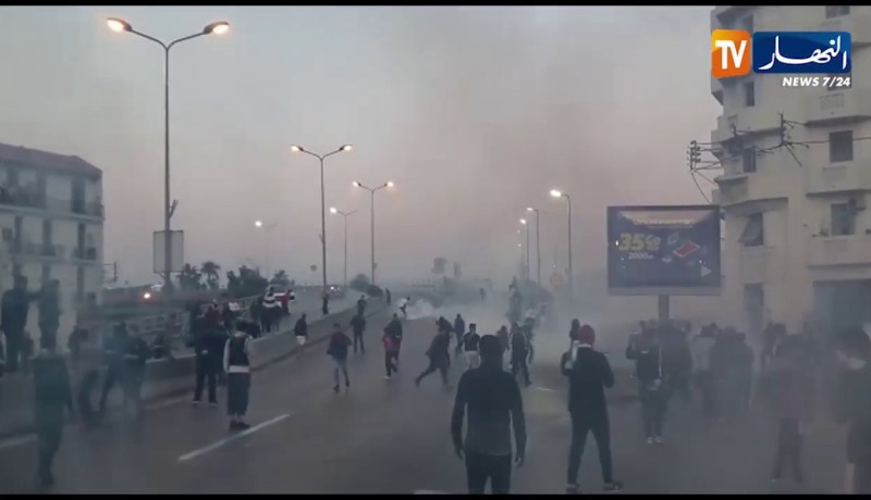 إشتباكات متجددة بين عناصر الأمن والمتظاهرين بالعاصمة