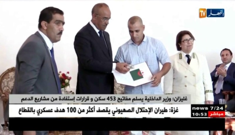 غليزان: وزير الداخلية يسلم مفاتيح 453 سكن وقرارات إستفادة من مشاريع الدعم