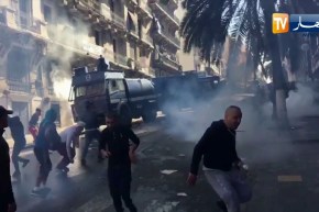 أعمال شغب وإشتباكات بين المتظاهرين وقوات الأمن بشارع محمد الخامس بالعاصمة