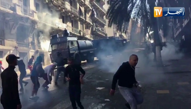 أعمال شغب وإشتباكات بين المتظاهرين وقوات الأمن بشارع محمد الخامس بالعاصمة