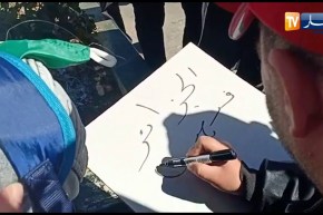 مواطن يوزع اللوحات والأقلام على المتظاهرين لكتابة شعاراتهم مجانا خلال المسيرة