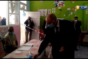 والي ولاية ورقلة يؤدي وجبه الانتخابي بابتدائية ابن رشد