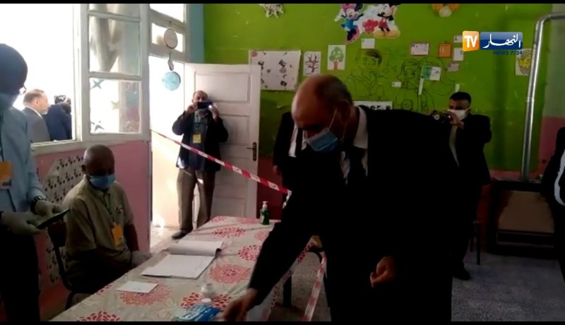 والي ولاية ورقلة يؤدي وجبه الانتخابي بابتدائية ابن رشد