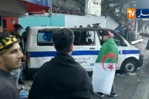 العاصمة: أعمال شغب ومواجهات عنيفة بين متظاهرين مع أفراد الشرطة